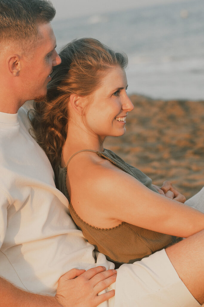 recién casados en la playa