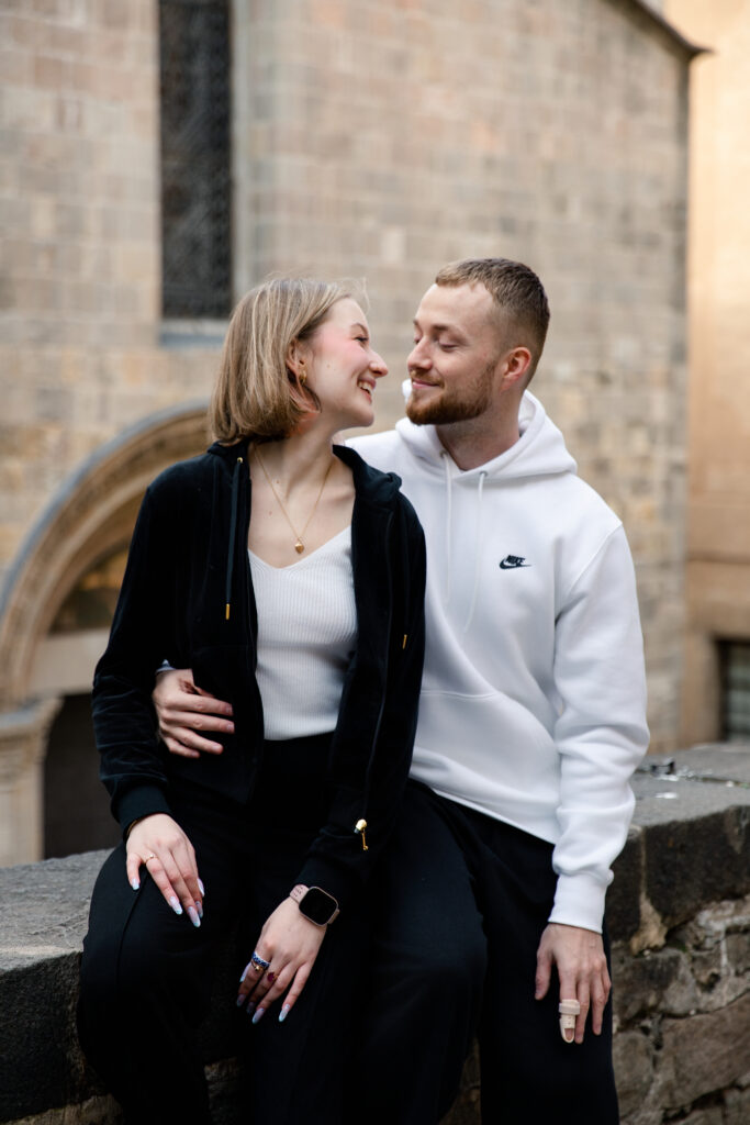 Szczęśliwa para przytulająca się po zaręczynach w Barcelonie – bliska sesja lifestylowa.