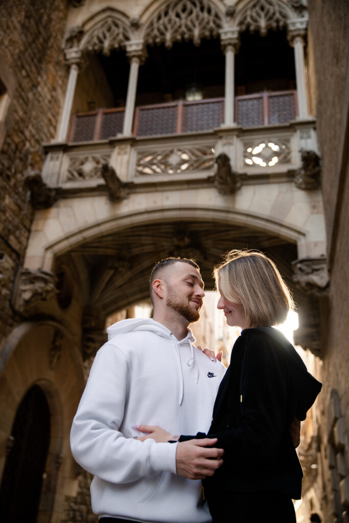 Szczęśliwa para przytulająca się po zaręczynach w Barcelonie – bliska sesja lifestylowa.