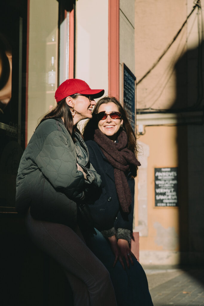 Gra świateł i cieni na zdjęciu rodzinnym w historycznym centrum Barcelony.