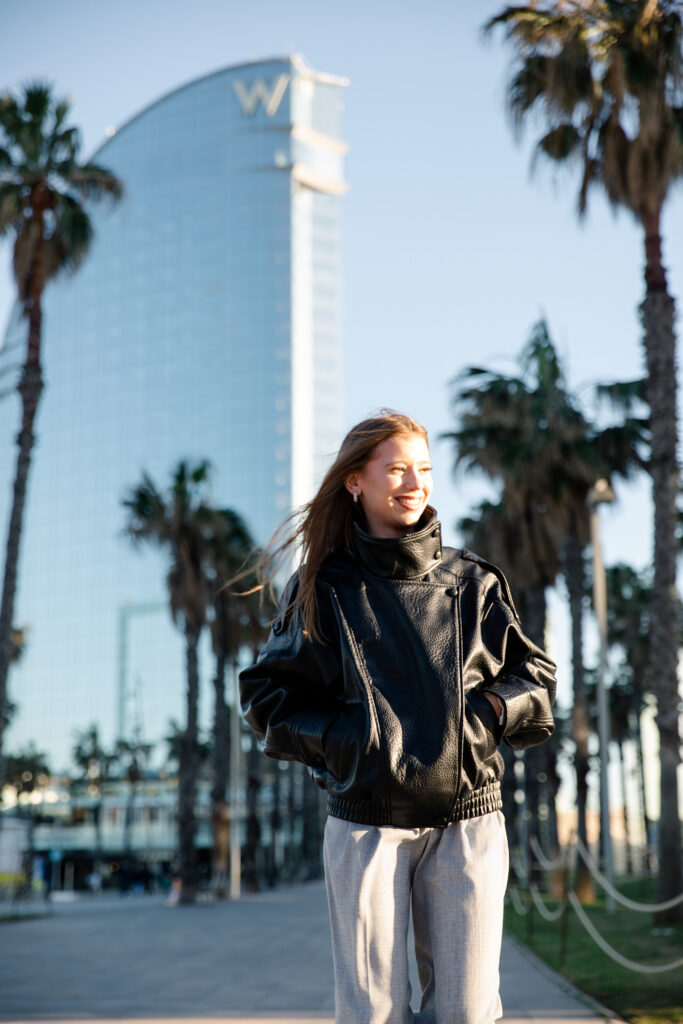 Młoda dziewczyna przy hotelu W w Barcelonie.